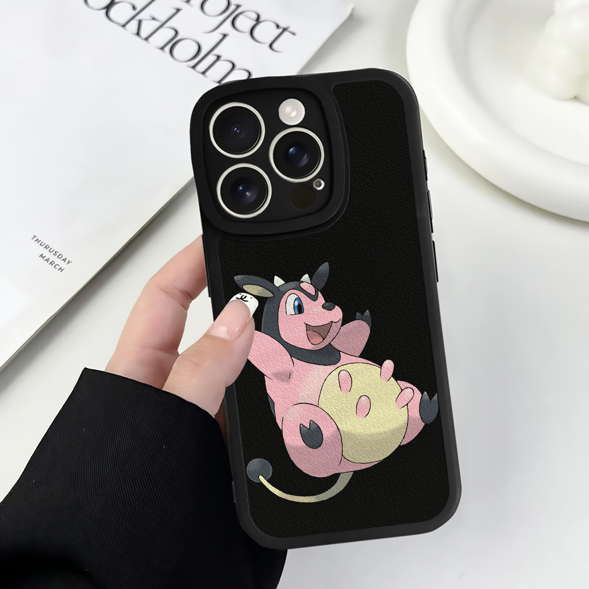 （画像用） ポケットモンスター Pokémon 【iPhone 16シリーズ対応】シリコンスマホケース（レザー調） 材質：シリコン
